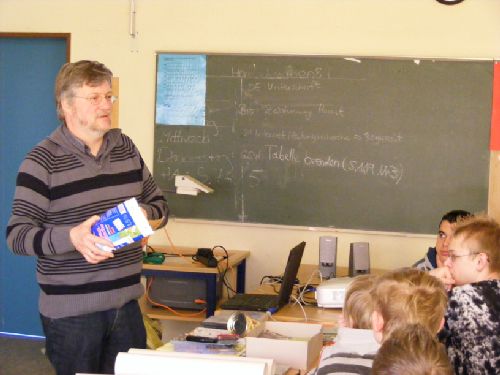 Herr Schniering vom Abfallwirtschaftsamt ber&auml;t