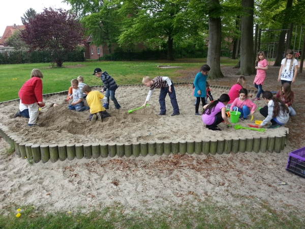 Schüler im Sandkasten