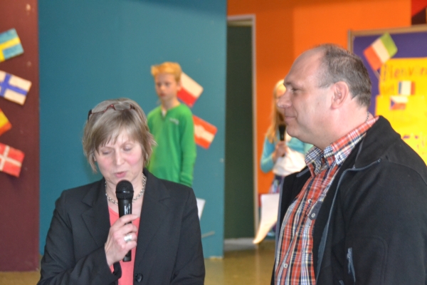 Frau Kehlbeck-Raupach begrüßt den neuen Hausmeister Volker Siemers Frau Kehlbeck-Raupach begrüßt den neuen Hausmeister Volker Siemers