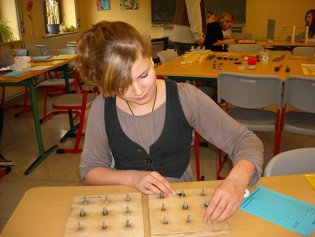 Muttern auf Schrauben montieren